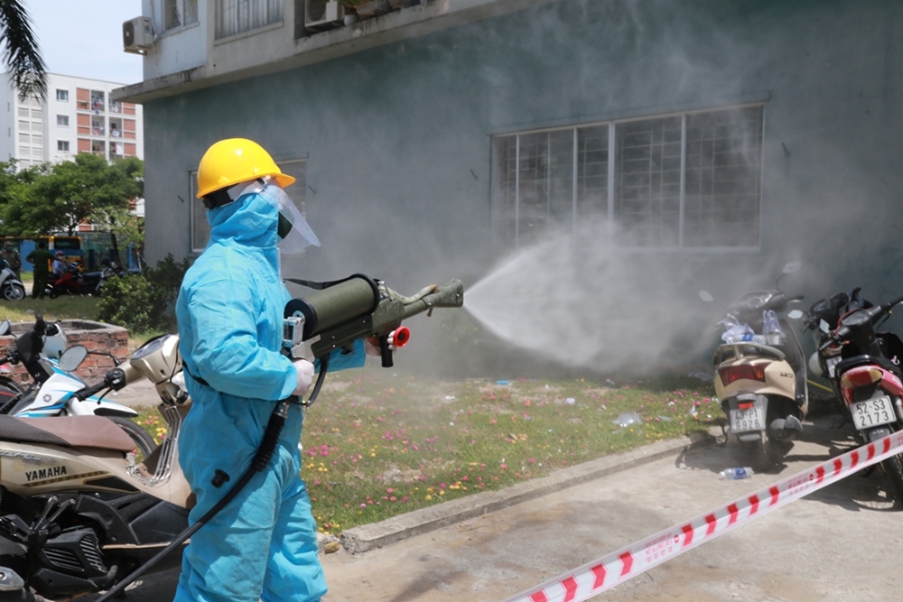 Với những vòi phun áp lực cao, bộ đội có thể khử khuẩn, làm sạch cả trên các tòa nhà cao tầng.