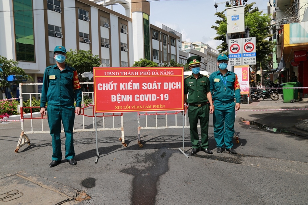 Bộ đội và dân quân đang chốt chặn tại một khu vực bị phong tỏa trên địa bàn quận Hải Châu.