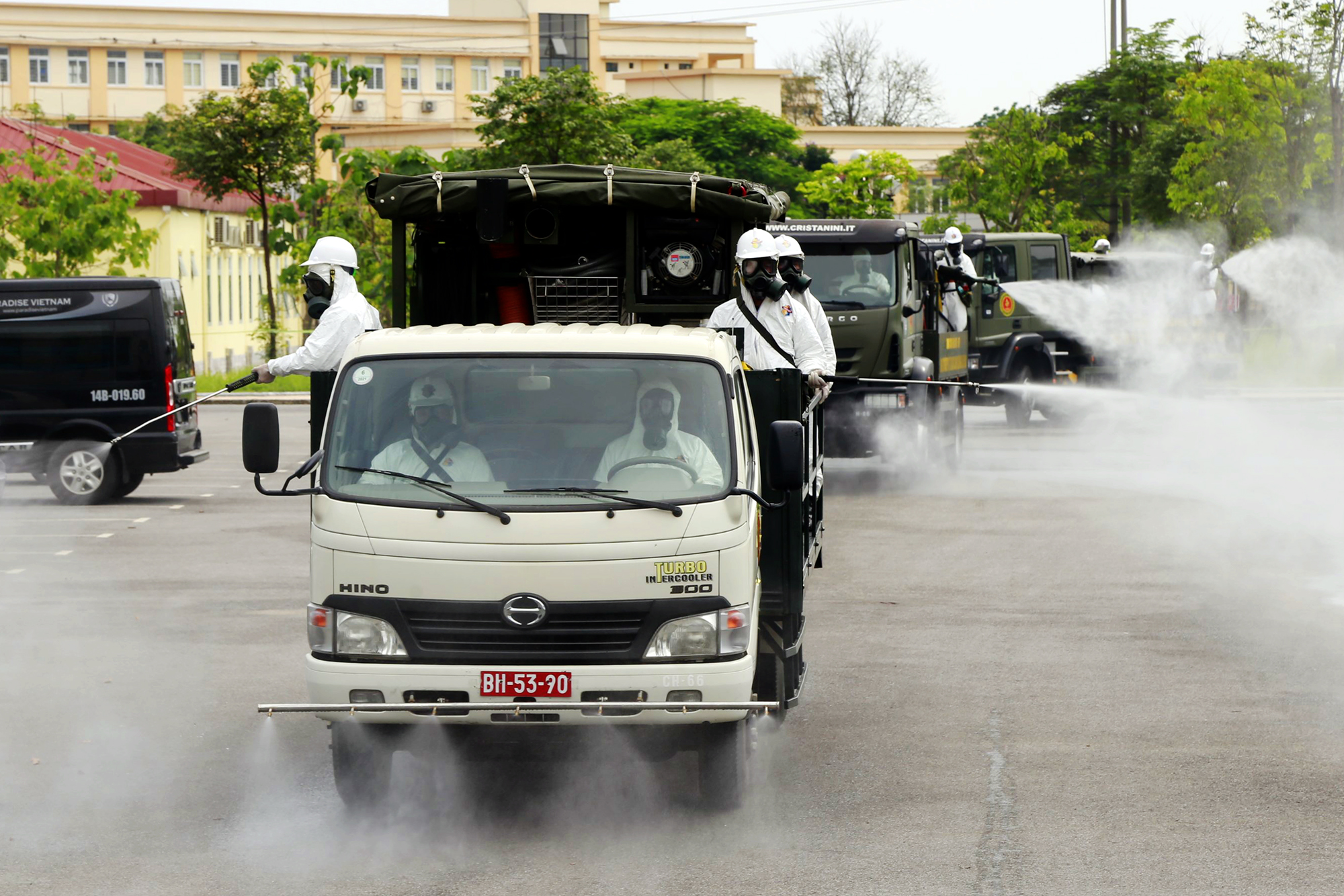 Phun khử trùng, tiêu độc tại Bệnh viện Bệnh nhiệt đới Trung ương cơ sở 2