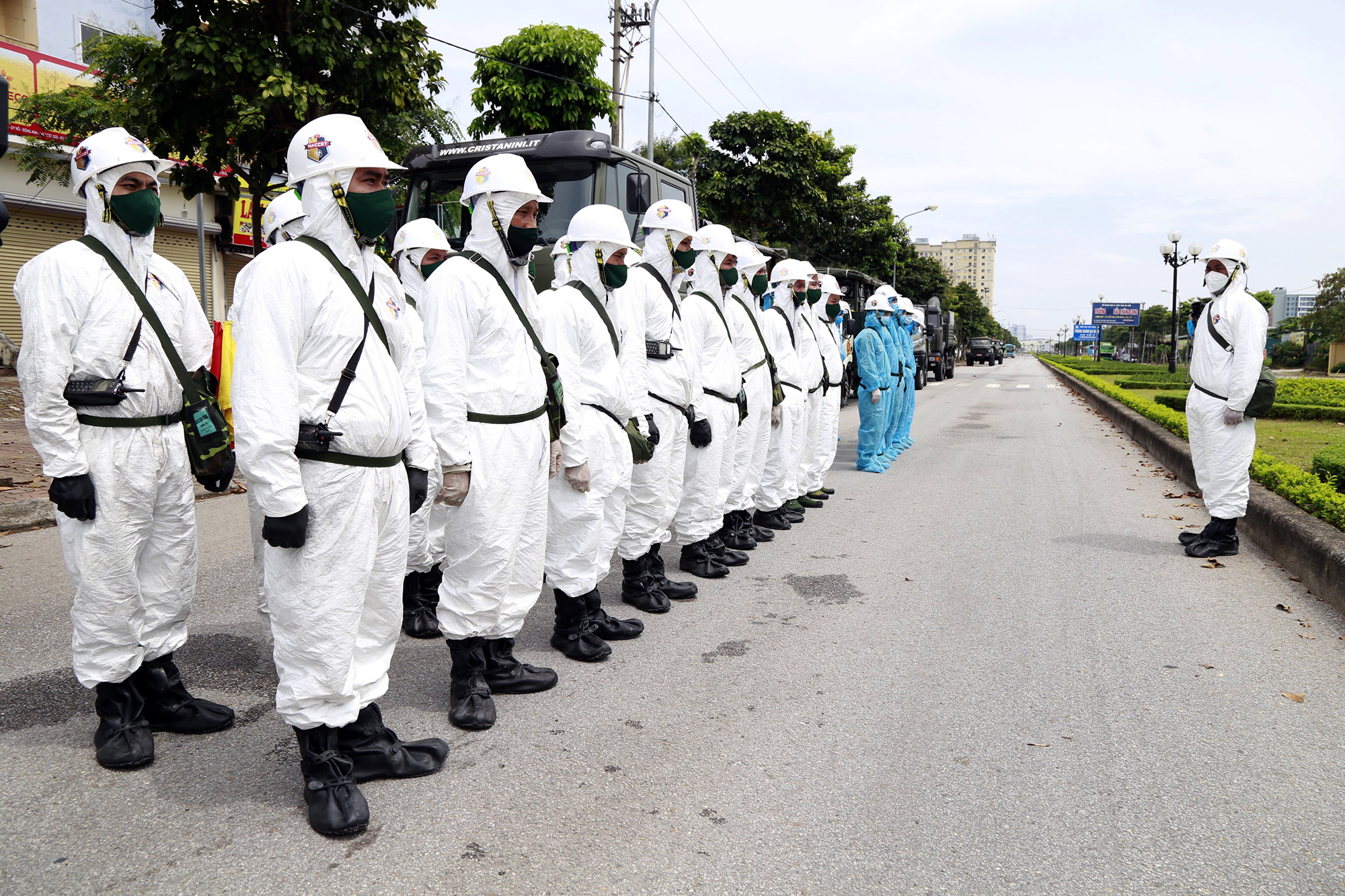 70 cán bộ, chiến sĩ bộ đội hóa học và 15 xe đặc chủng tiến hành phun tiêu độc, tẩy trùng Bệnh viện Bệnh Nhiệt đới Trung ương cơ sở 2.