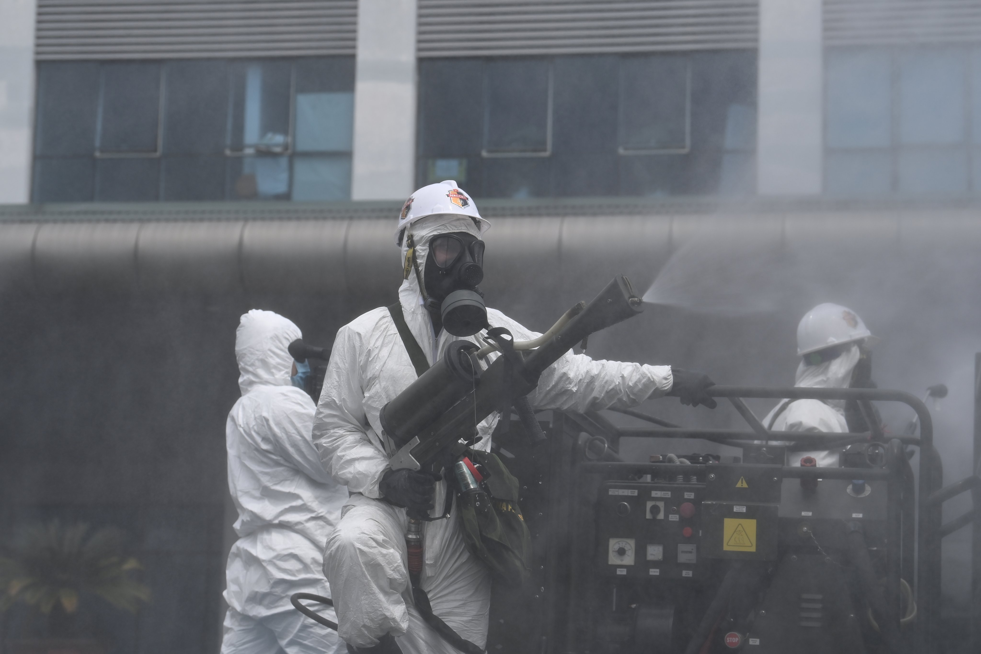 Bộ đội hóa học xung kích diệt Covid-19