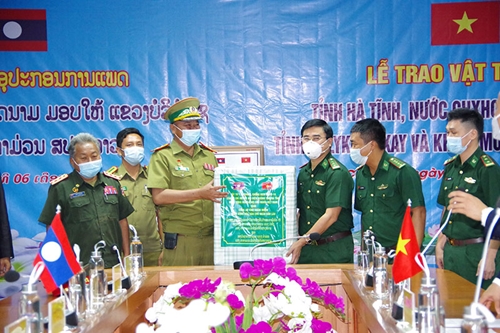 Bộ đội Biên phòng Hà Tĩnh trao vật tư y tế phòng, chống dịch tặng 2 tỉnh Bôlykhămxay và Khăm Muộn (Lào)