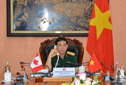 Bộ trưởng Phan Văn Giang điện đàm với Bộ trưởng Quốc phòng Canada