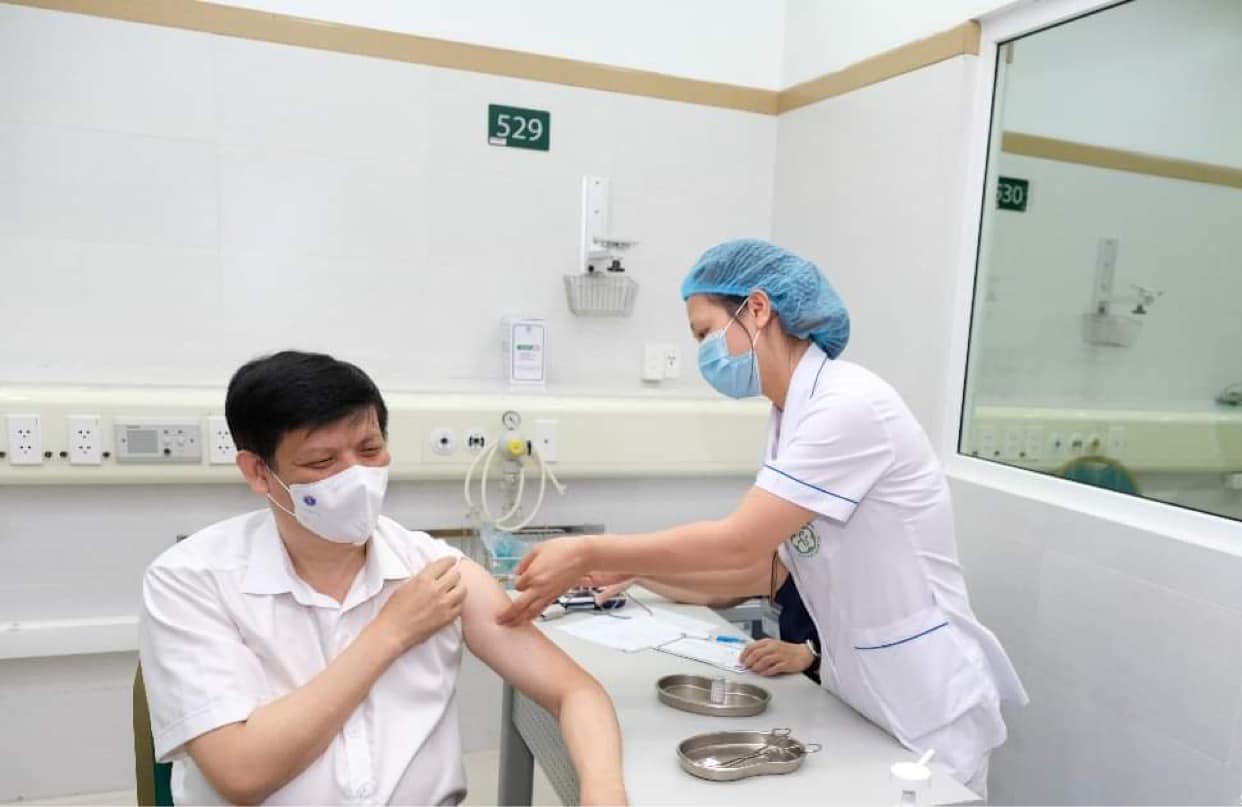 Bộ trưởng Bộ Y tế Nguyễn Thanh Long tiêm vaccine phòng Covid-19 tại Bệnh viện Bạch Mai