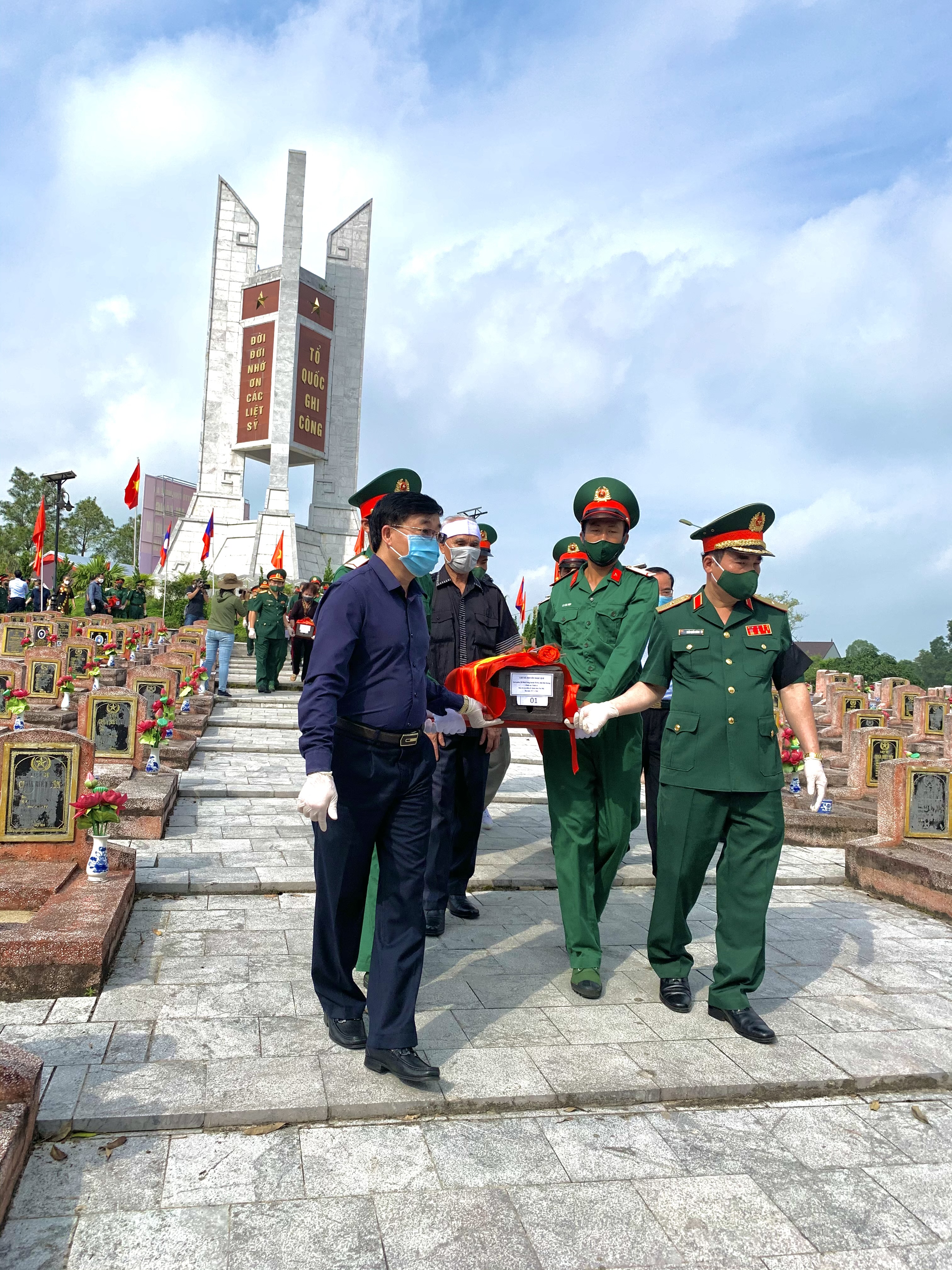 Truy điệu và an táng 95 hài cốt liệt sĩ quân tình nguyện và chuyên gia Việt Nam hy sinh tại Lào
