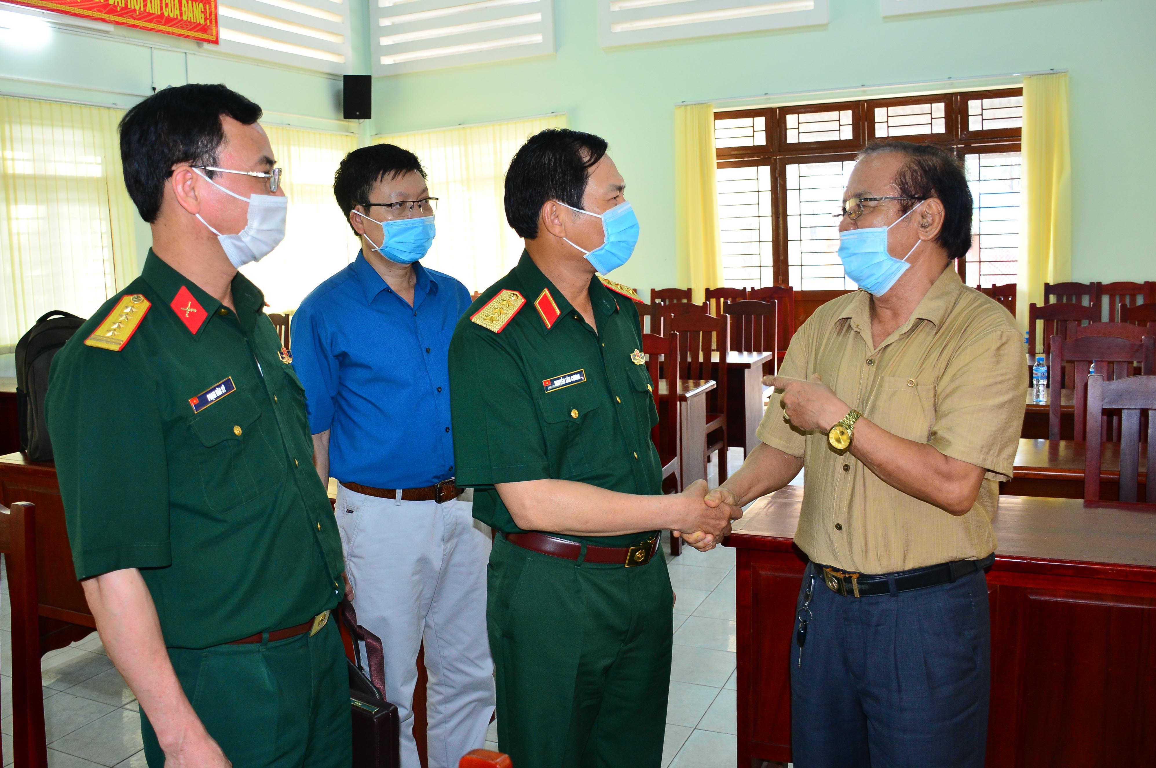 Thượng tướng Nguyễn Tân Cương tiếp tục chương trình tiếp xúc cử tri tại Bình Dương