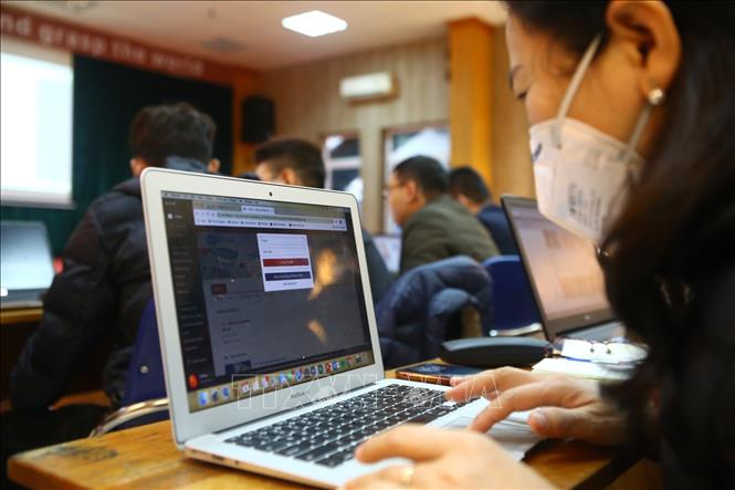 Tạm dừng đến trường nhưng không dừng việc học