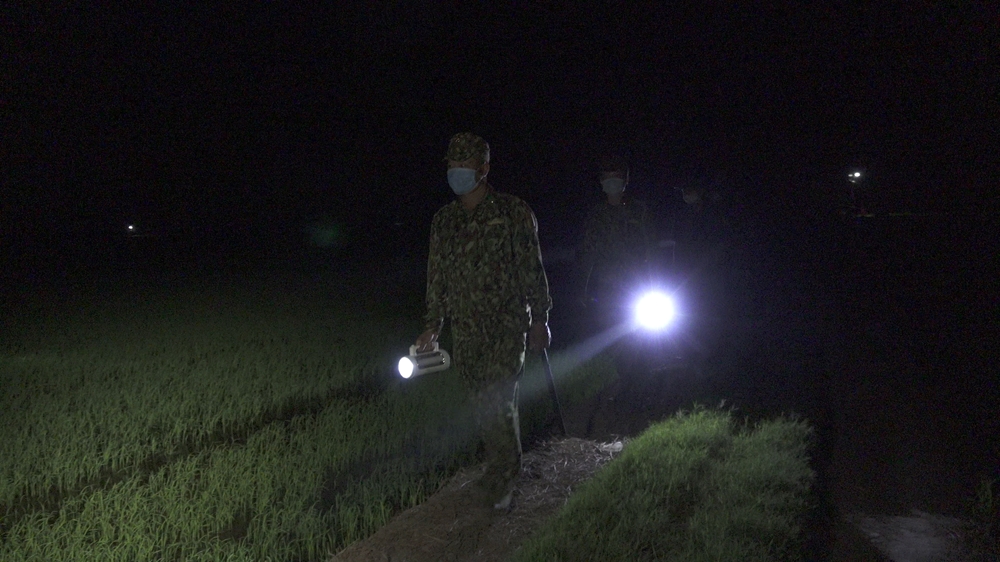 Có những đêm mưa đường trơn trượt, đi lại khó khăn, ánh sáng đèn pin không đủ nhiều anh em bị té ngã, trầy xước nhưng vẫn tiếp tục tuần tra bởi chỉ cần lơ là các đối tượng sẽ nhập cảnh trái phép vào biên giới.