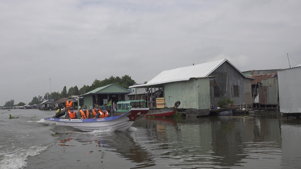 Biên giới An Phú (An Giang) cách Campuchia chỉ một con sông nhỏ, địa hình sông rạch cũng là điều kiện thuận lợi để các đối tượng xuất nhập cảnh trái phép. Vì thế các tổ, chốt phải thay nhau tuần tra xuyến suốt trên các tuyến sông.