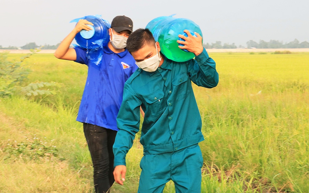 Khó khăn lớn nhất hiện nay của chốt là nguồn nước khan hiếm. Nắng nóng, nhu cầu sử dụng nước của cán bộ, chiến sĩ tăng cao, mỗi ngày từ 1-2 bình. Đường sá khó đi, người bán cũng ngại vận chuyển vào. Xung quanh vắng người sinh sống, qua lại, thi thoảng mới có vài người dân đến đây làm ruộng. Vì vậy, mọi người đặt mua bình nước 20 lít, rồi thay phiên nhau vác từ ngoài bờ đê vào chốt.