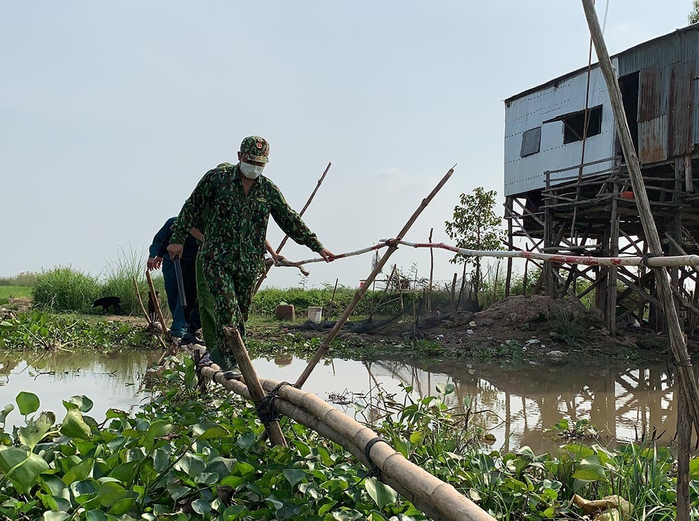 Mặc cho ban ngày nắng như đổ lửa các cán bộ, chiến sĩ vẫn động viên nhau hoàn thành tốt nhiệm vụ.