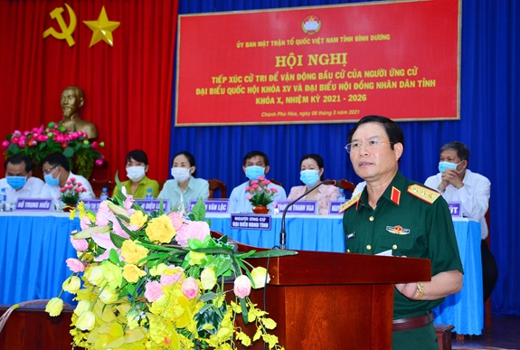 Thượng tướng Nguyễn Tân Cương tiếp xúc cử tri tại Bình Dương 