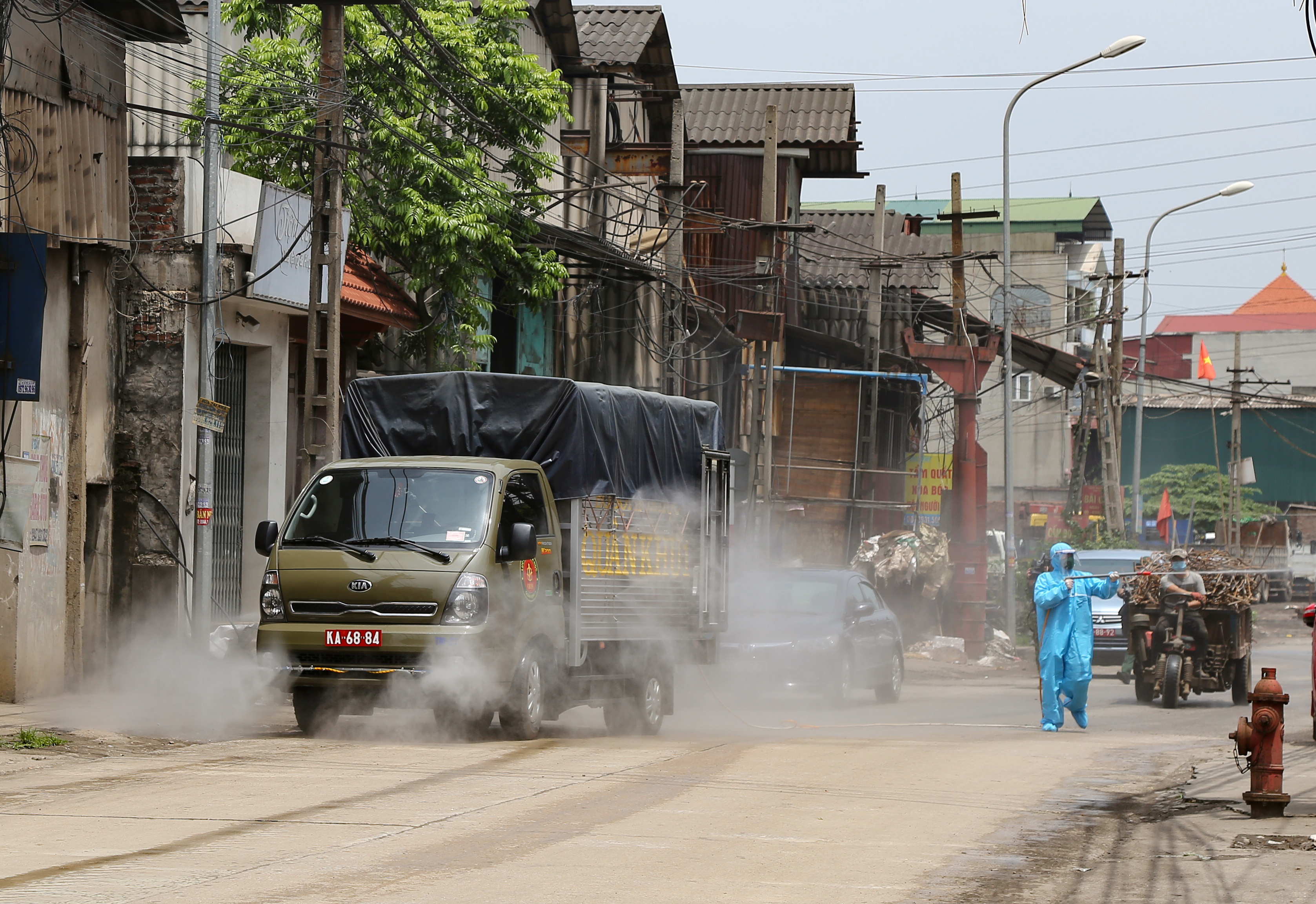 Sát cánh cùng nhân dân chống dịch