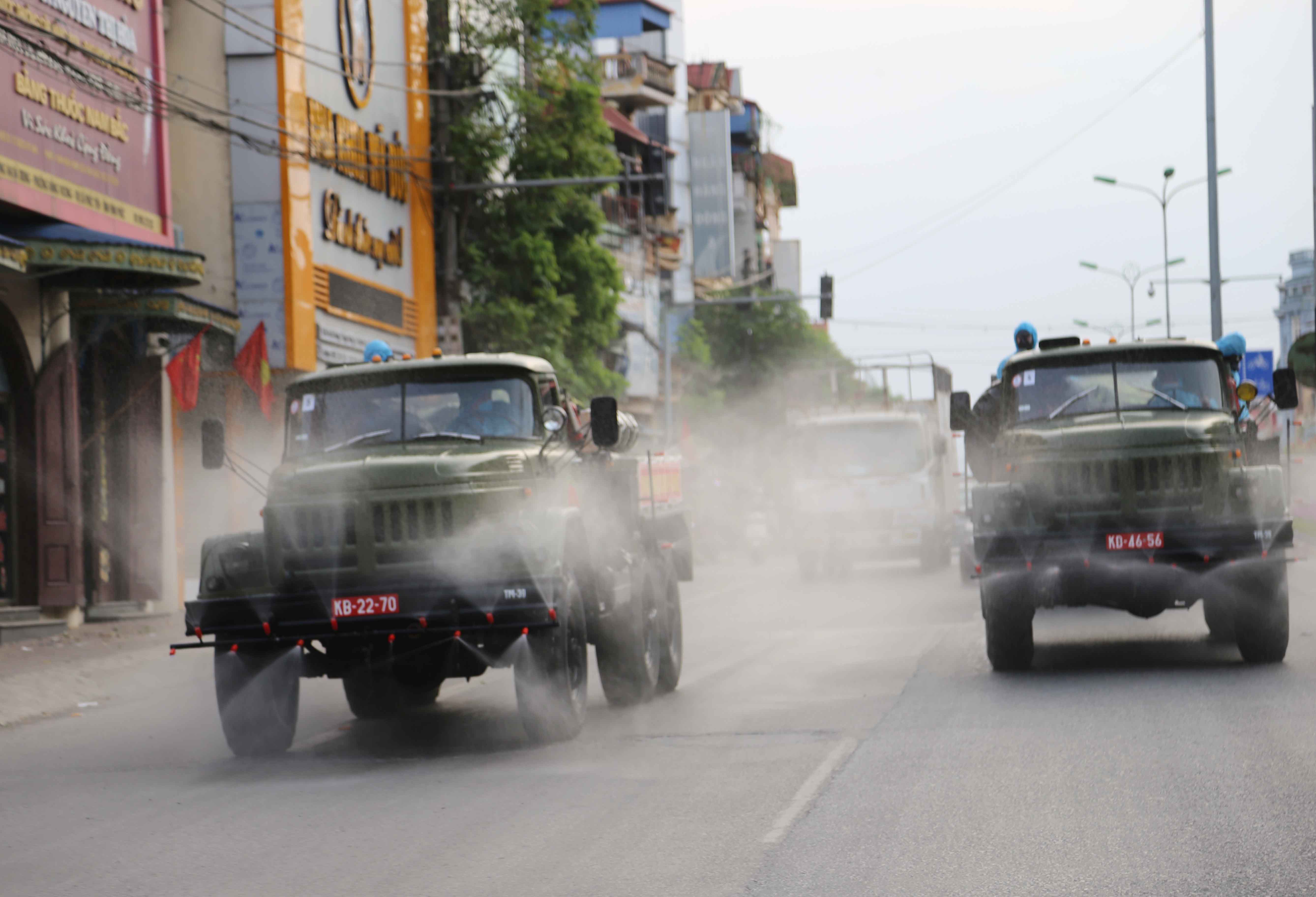 Bộ đội phòng hóa xông pha nơi tâm dịch 