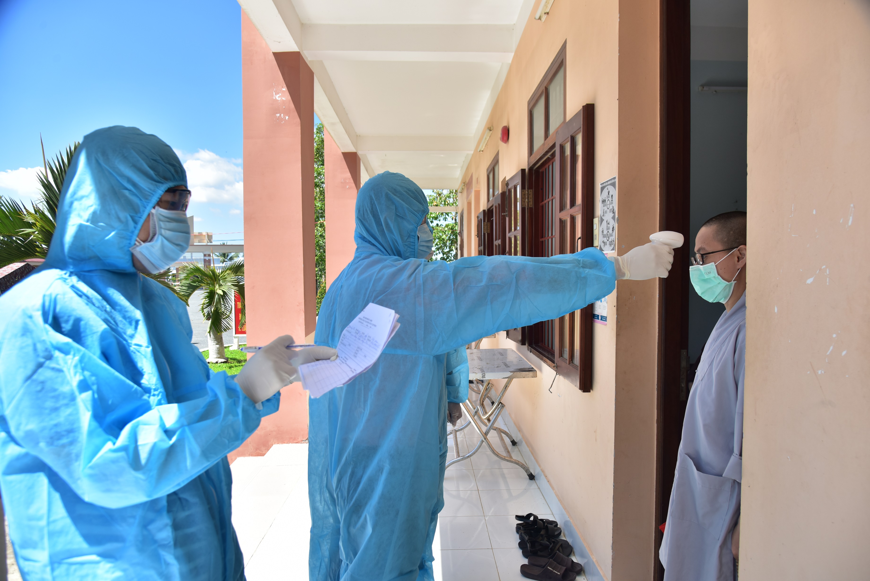 Bộ đội tỉnh Trà Vinh tận tình với công dân cách ly