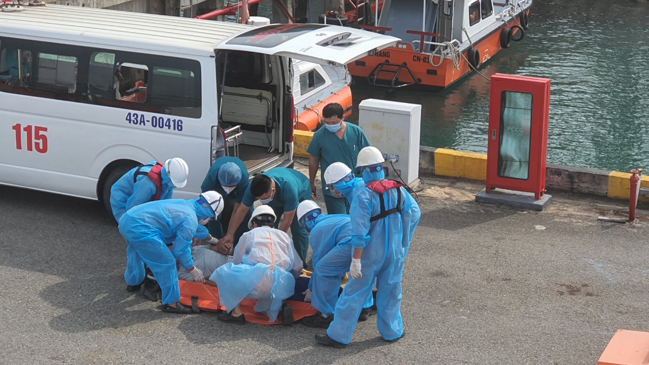 Kịp thời cấp cứu thuyền trưởng tàu cá bị đau ruột thừa trên biển