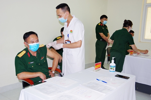 Bộ CHQS tỉnh Hải Dương tiêm vắc-xin phòng Covid-19 cho cán bộ, chiến sĩ làm nhiệm vụ chống dịch

