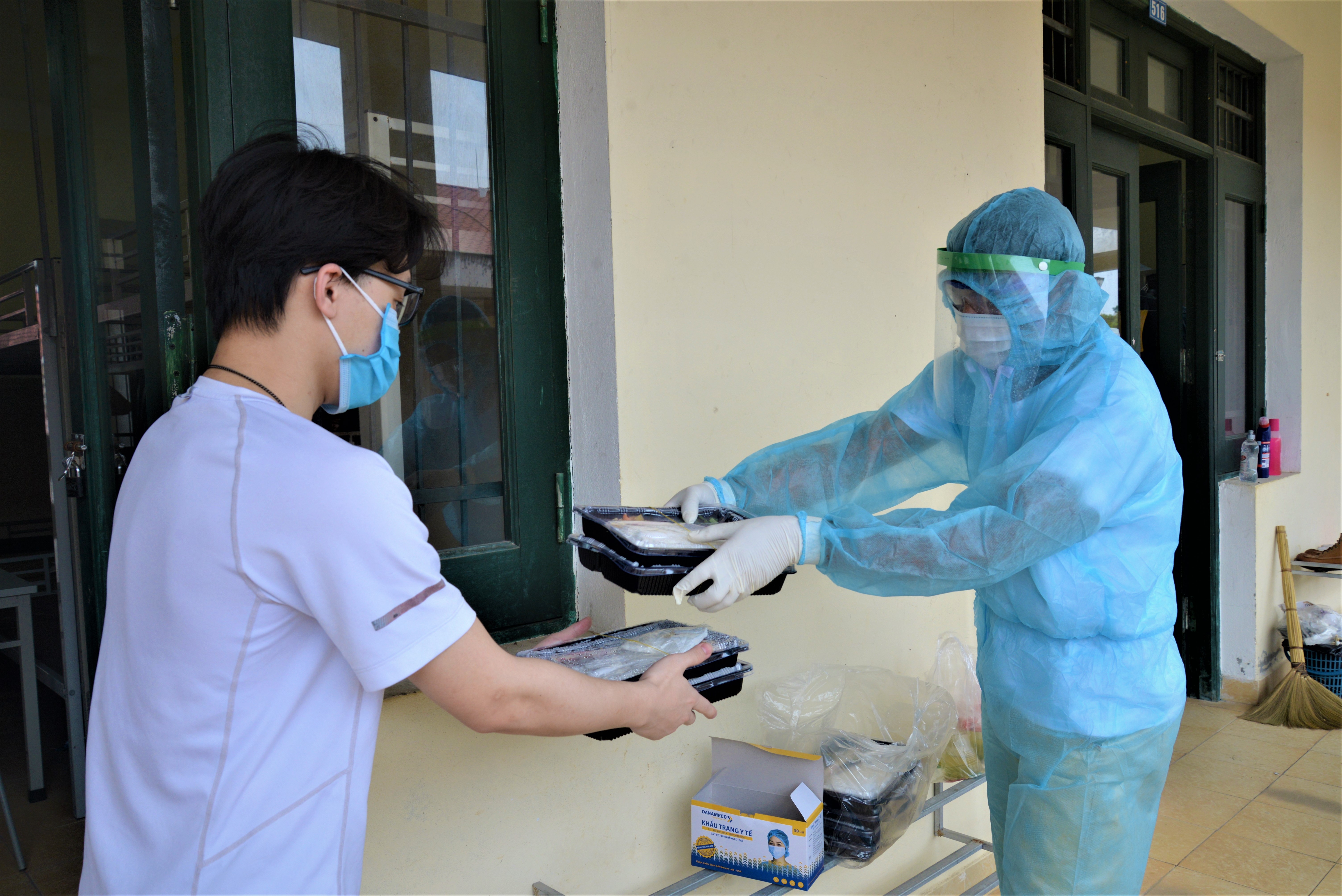 Bền bỉ phục vụ người cách ly 