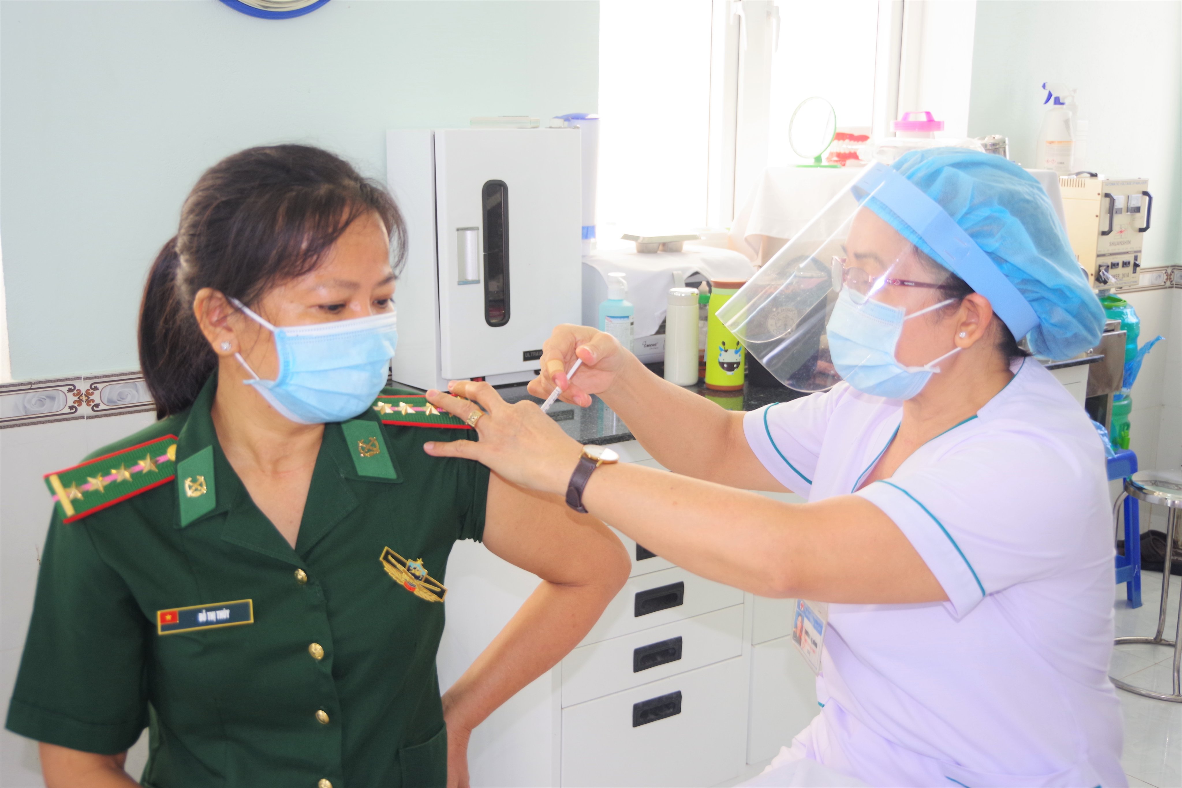 Tiêm vaccine phòng Covid-19 cho cán bộ, chiến sĩ phòng chống dịch tuyến biên giới Tây Nam