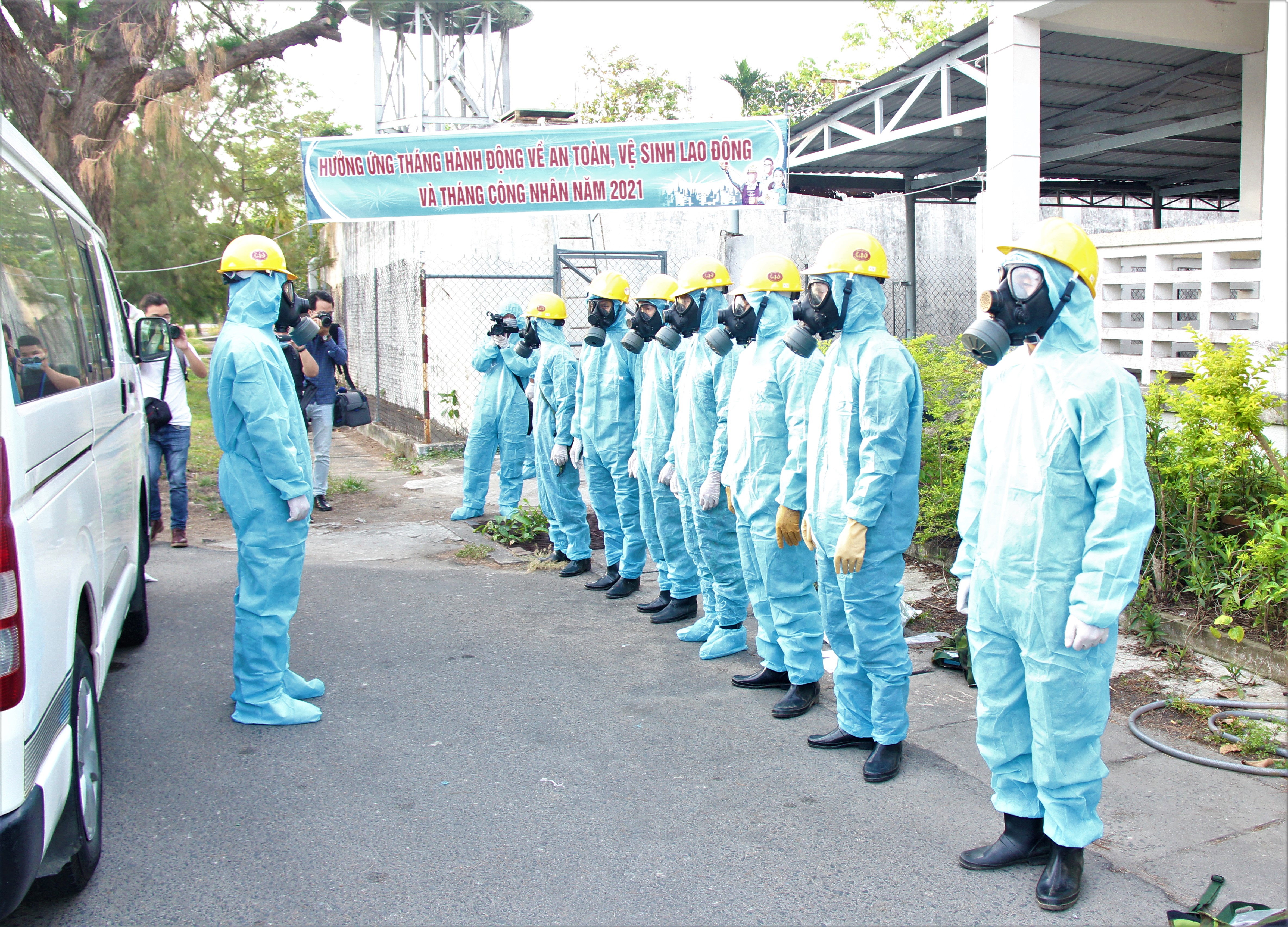 Cán bộ, chiến sĩ quán triệt nhiệm vụ trước khi phun khử khuẩn các khu vực.