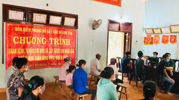 Khám bệnh, cấp thuốc miễn phí, tặng khẩu trang cho người dân vùng biên giới