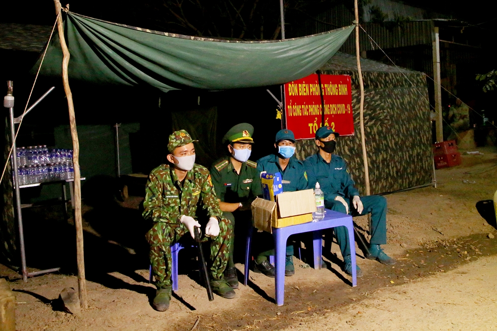 Đồng Tháp vẫn chưa có chốt phòng dịch kiên cố, bộ đội phải sinh hoạt tạm trong lều bạt.