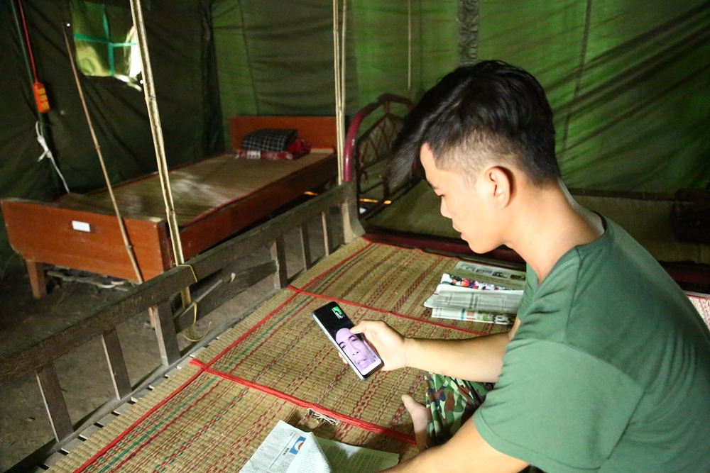 Trong những chiếc lều bạt đơn sơ chỉ là mấy chiếc giường, một ít vật dụng sinh hoạt.