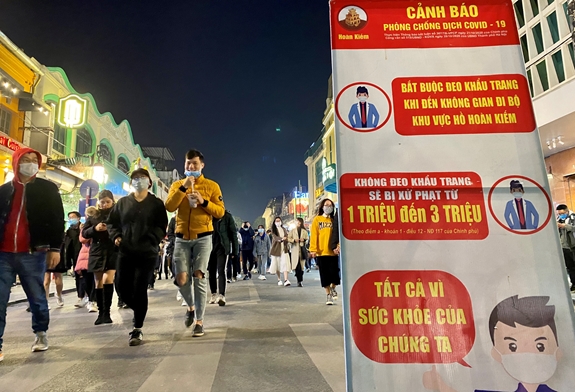 Hà Nội xử phạt hơn 3 tỷ đồng các trường hợp vi phạm quy định không đeo khẩu trang

