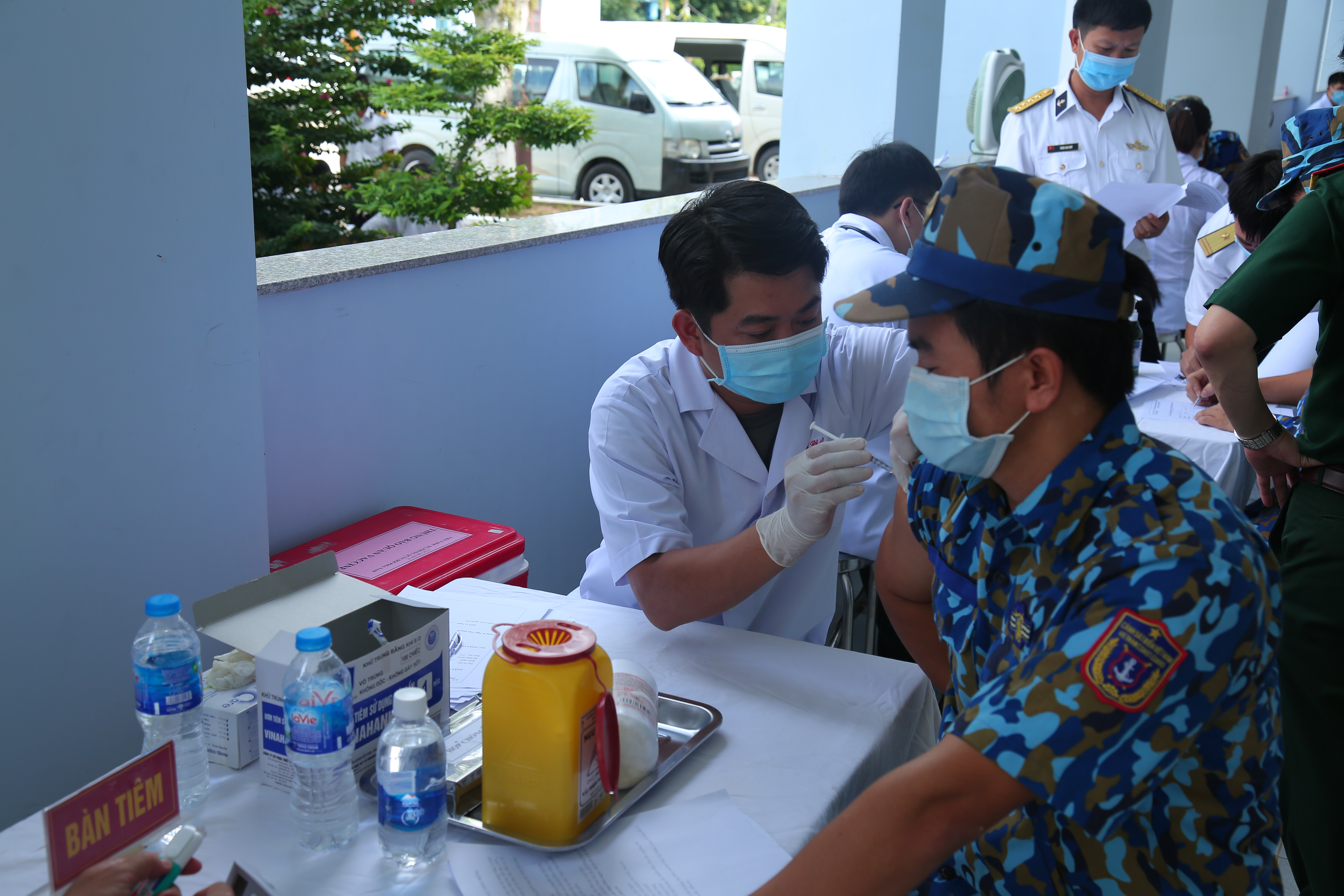 Tiêm vaccine cho lực lượng phòng dịch trên vùng biển Tây Nam