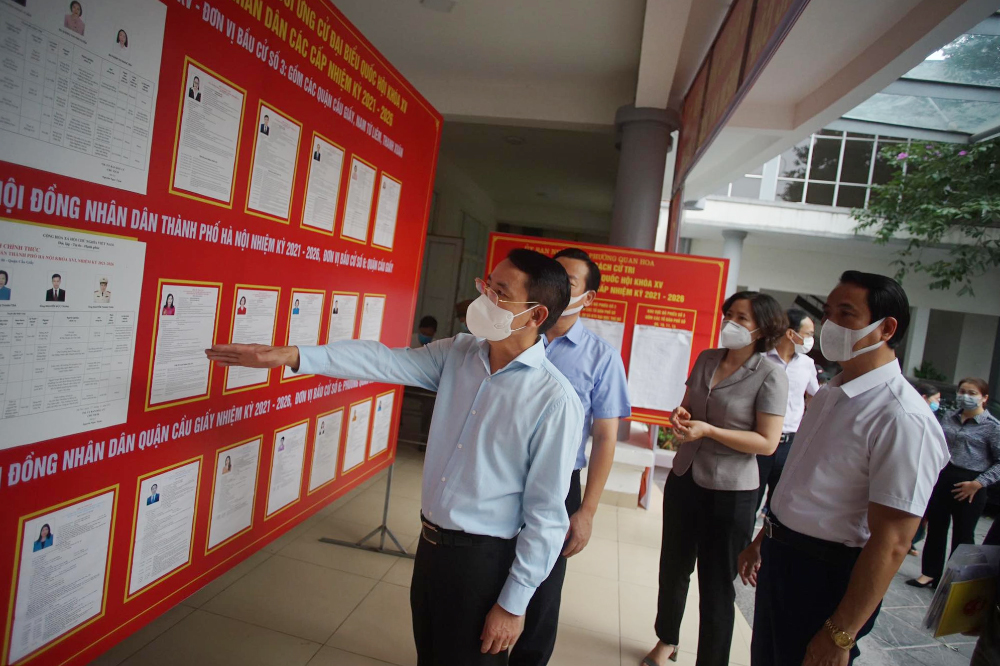 Lãnh đạo TP Hà Nội kiểm tra phòng chống dịch, chuẩn bị bầu cử tại Cầu Giấy

