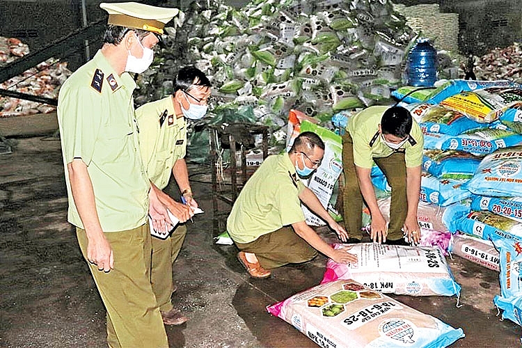 Tổng cục Quản lý thị trường và Cục Bảo vệ thực vật ký kết phối hợp đấu tranh với hàng giả