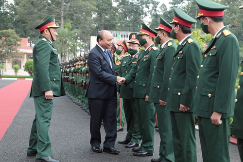 Chủ tịch nước Nguyễn Xuân Phúc tiếp xúc cử tri Sư đoàn 9 (Quân đoàn 4)
