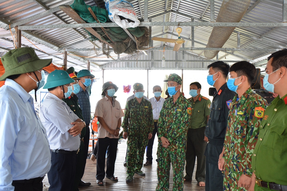 Lãnh đạo huyện An Phú kiểm tra, thăm hỏi động viên các lực lượng thực hiện nhiệm vụ.