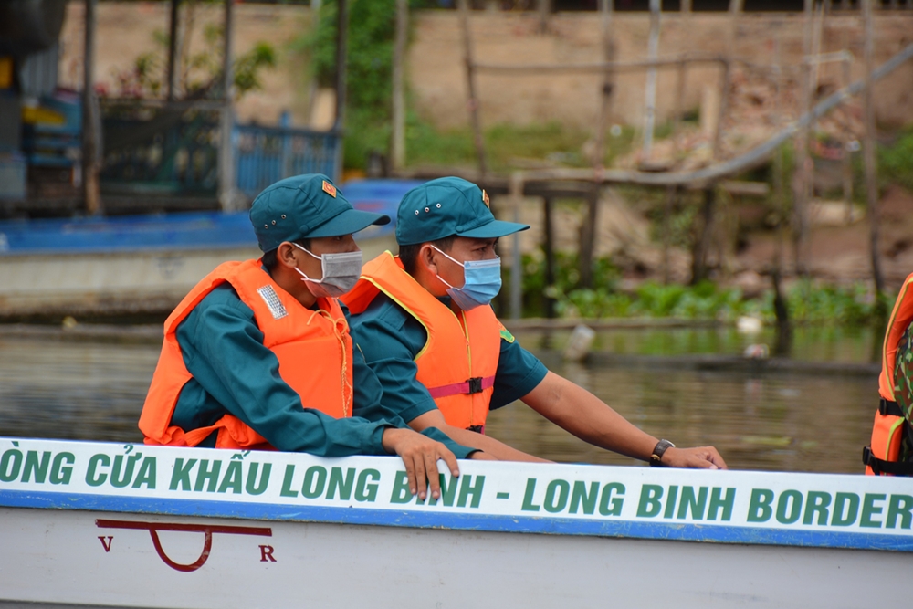 Một buổi tuần tra trên sông của các lực lượng tại xã Khánh Bình, huyện An Phú.