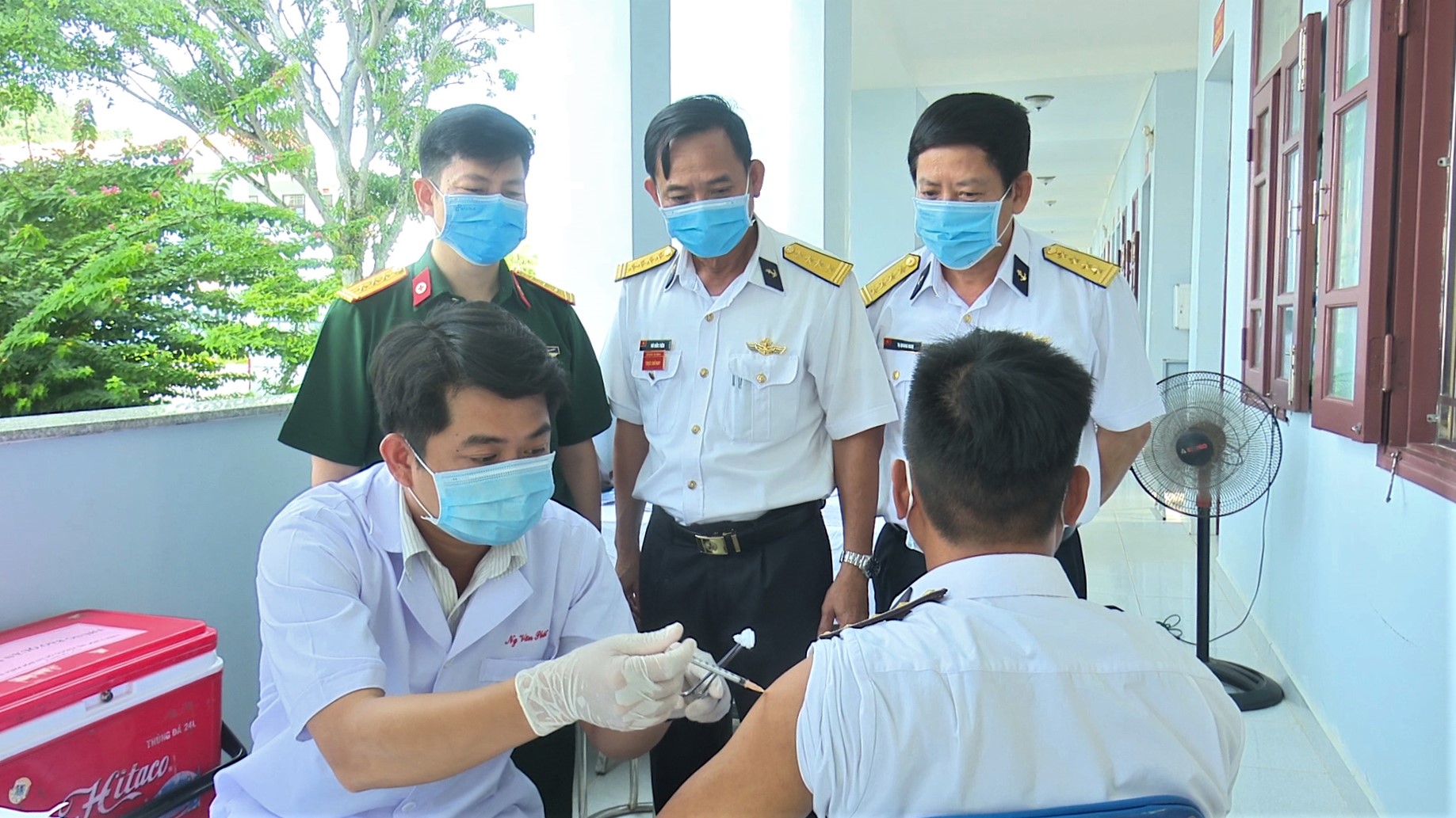 Tiêm vaccine phòng Covid-19 cho cán bộ, chiến sĩ Vùng 5 Hải quân