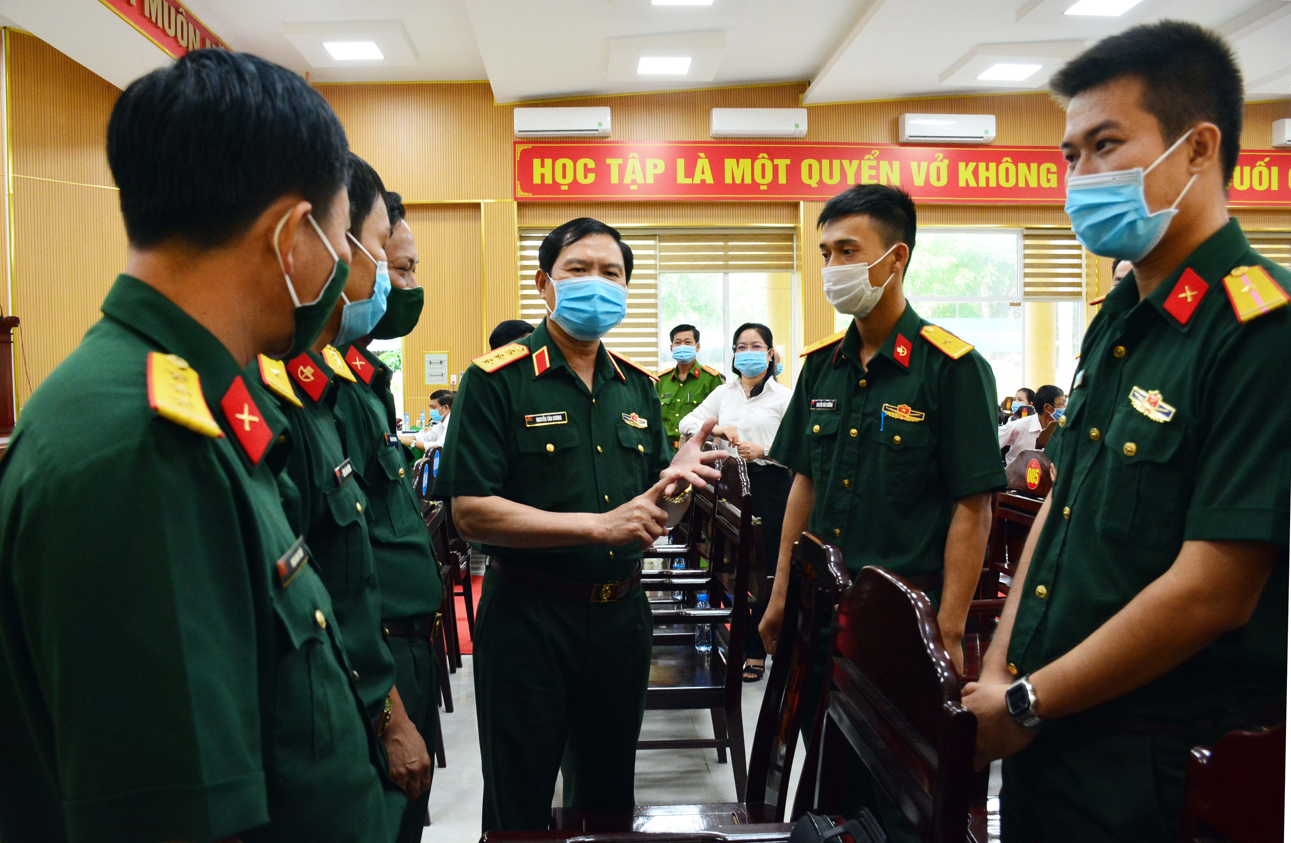 Thượng tướng Nguyễn Tân Cương tiếp xúc cử tri tại Bình Dương