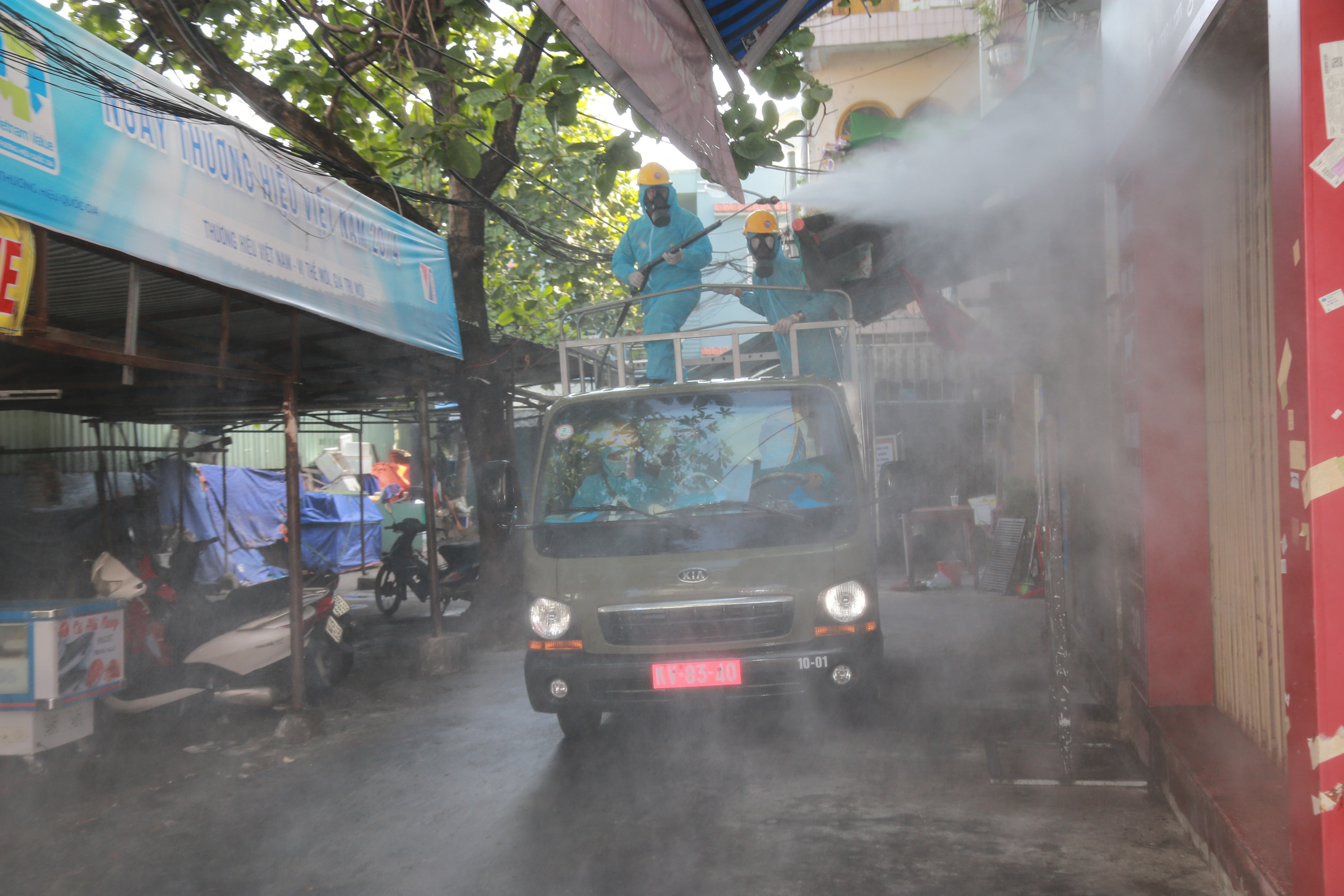 Vất vả, hiểm nguy vẫn xông pha diệt khuẩn