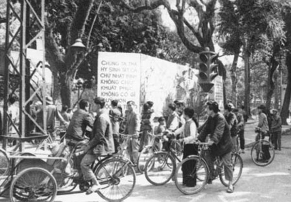 Tiếng loa truyền thanh giữa 