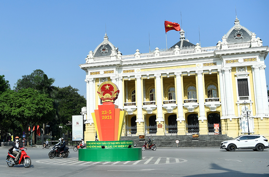 Thành phố Hà Nội rực rỡ cờ hoa trước ngày bầu cử