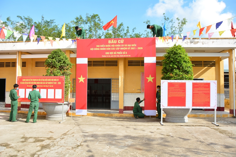 Cán bộ, chiến sĩ Tiểu đoàn Hóa học, Bộ Tham mưu Quân khu 9 trang trí hội trường chuẩn bị cho cuộc bầu cử.