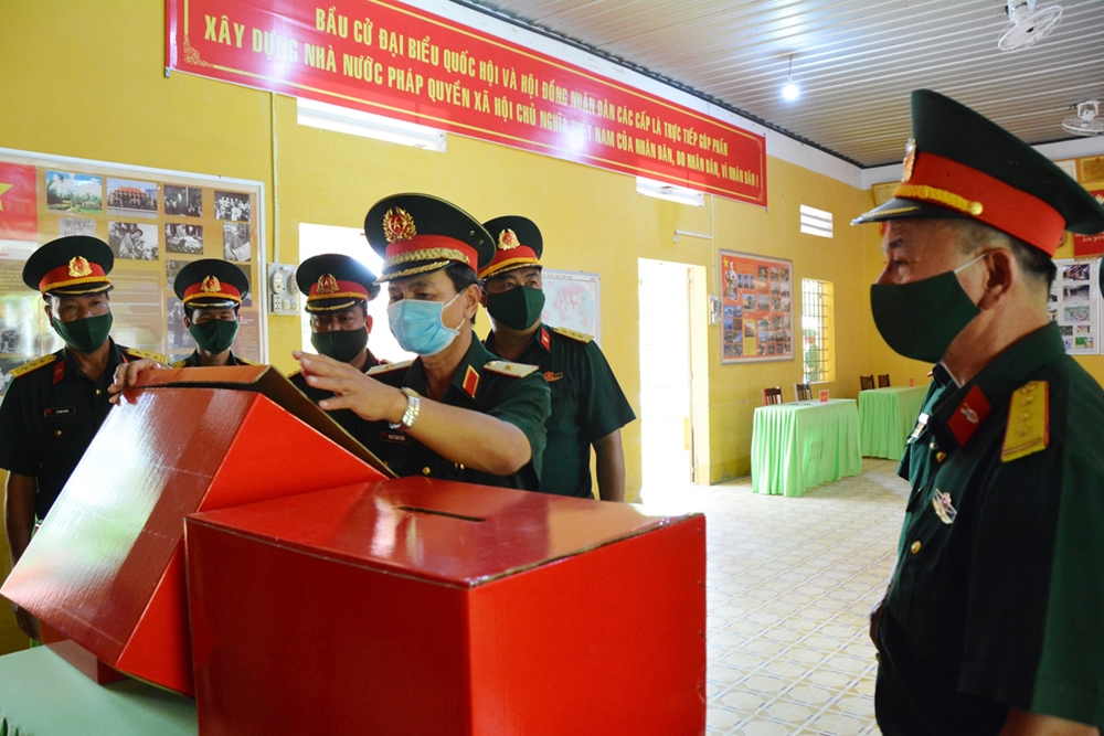 Thủ trưởng Bộ tư lệnh Quân khu 9 kiểm tra công tác chuẩn bị bầu cử tại Lữ đoàn Tăng thiết giáp 416.