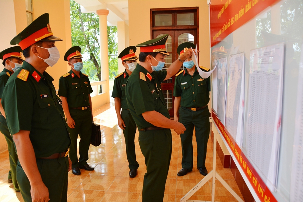 Thủ trưởng Bộ tư lệnh Quân khu 9 kiểm tra công tác chuẩn bị bầu cử tại Trung đoàn 1, Sư đoàn 330.