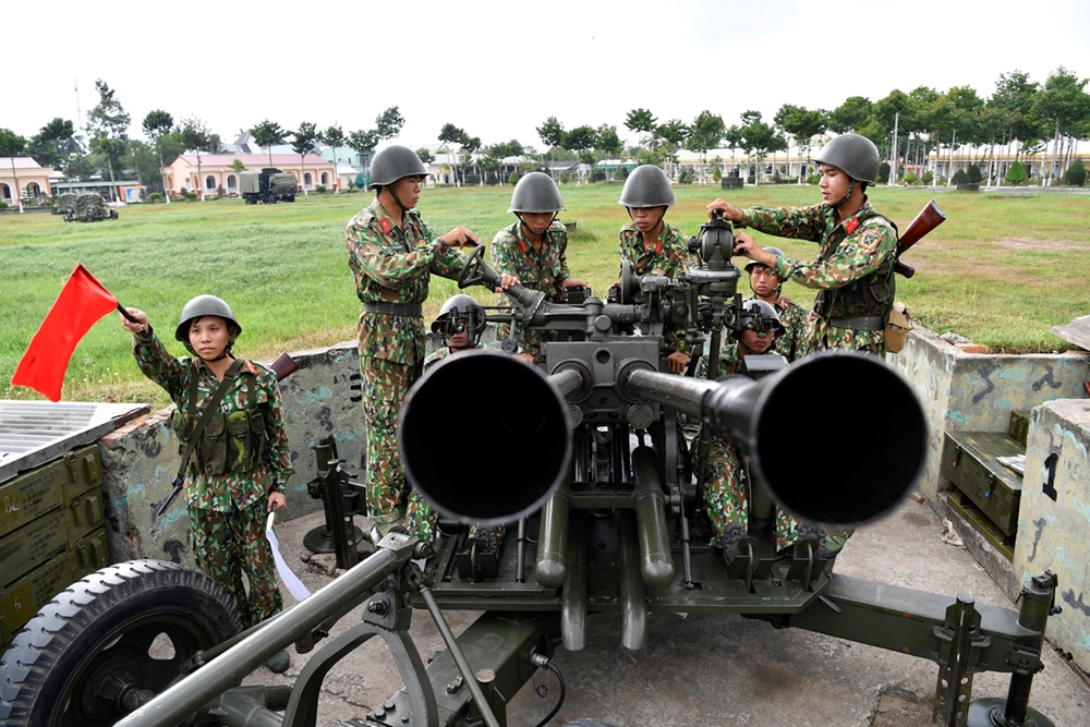 Cán bộ, chiến sĩ Lữ đoàn Pháo phòng không 226 báo động sẵn sàng chiến đấu (ảnh chụp trước ngày 27-4).