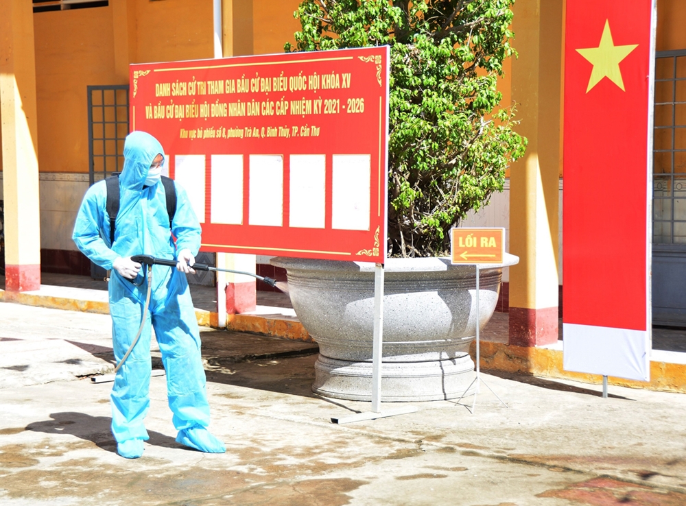 Tiểu đoàn Hóa học phun khử trùng các địa điểm khu vực bầu cử.