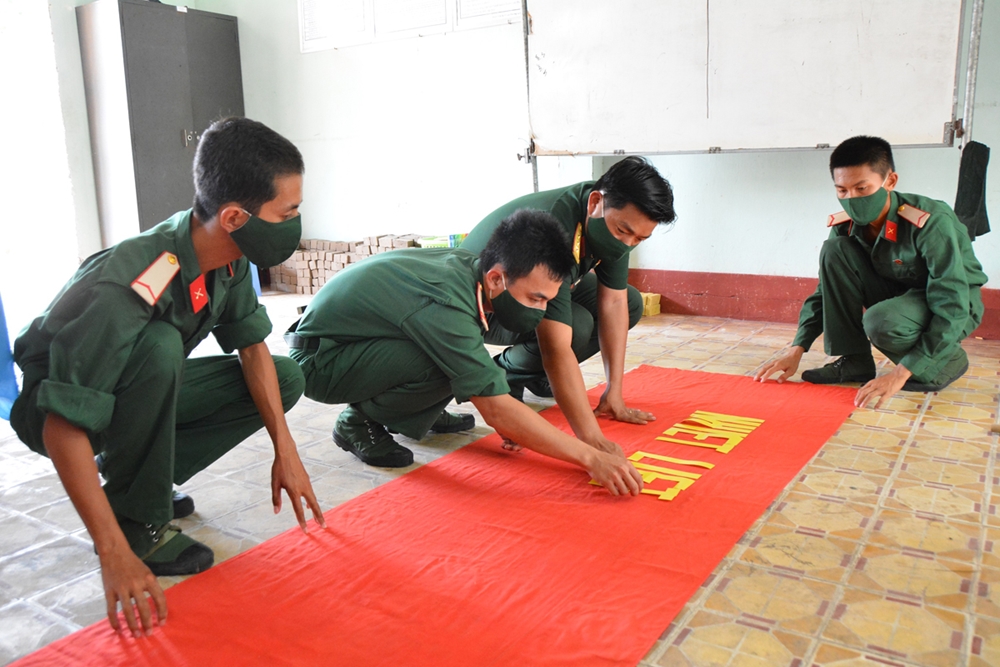 Cán bộ, chiến sĩ Sư đoàn 330 trang trí khẩu hiệu, pa nô cho ngày bầu cử.