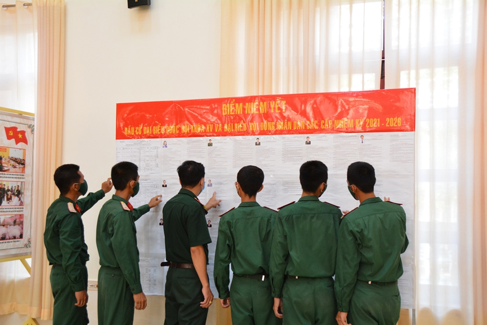 Cán bộ, chiến sĩ Sư đoàn 330 tìm hiểu tiểu sử các ứng cử viên.