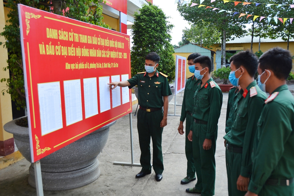 Rất nhiều chiến sĩ mới lần đầu được tham gia bỏ phiếu tại đơn vị.