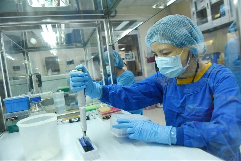 Nhân viên y tế Bệnh viện Bệnh Nhiệt đới TP Hồ Chí Minh trong phòng xét nghiệm Covid-19.