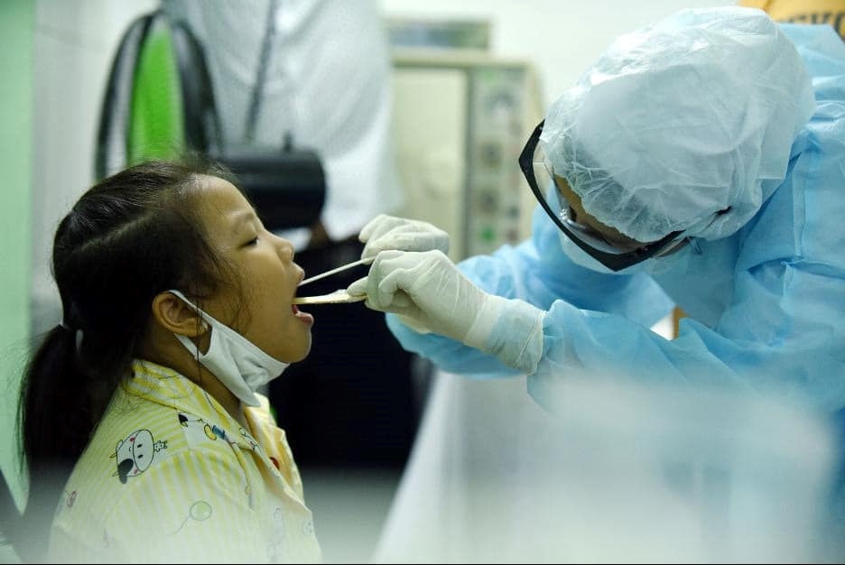 Người dân trở về từ vùng dịch được xét nghiệm tại Trung tâm y tế quận Bình Thạnh, TP Hồ Chí Minh.