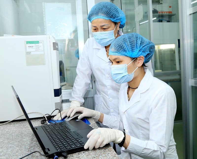 Các y, bác sĩ nhanh chóng thống kê số lượng người xét nghiệm